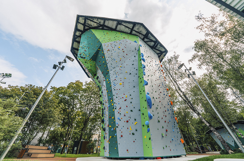 實(shí)拍戶(hù)外攀巖墻